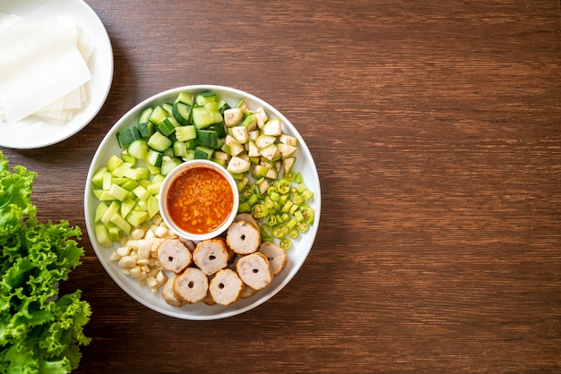 Vietnamese pork meatball with vegetables wraps