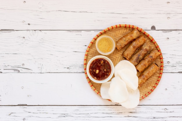 Vietnamese sappige en knapperige broodjes op een houten plank