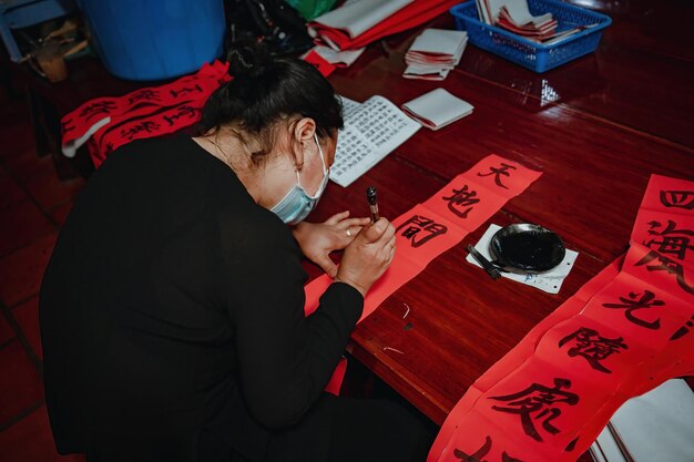 Lo studioso vietnamita scrive la calligrafia al long son il festival della calligrafia è una tradizione popolare durante le vacanze di tet scrivere distici per il nuovo anno del festival di primavera