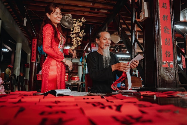 베트남 학자는 Long Son Calligraphy 축제에서 서예를 씁니다. Tet 휴일 동안 인기 있는 전통입니다.