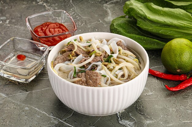 Photo vietnamese traditional soup pho bo with beef