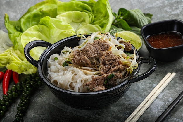 Photo vietnamese traditional soup pho bo with beef