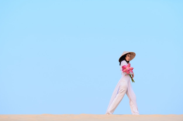 Vietnamese vrouw met traditionele kleding