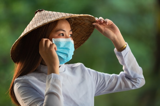 Photo vietnamese woman wear masks, ao dai is famous traditional costume wear masks, concept prevent the spread of covid-19 coronavirus concept