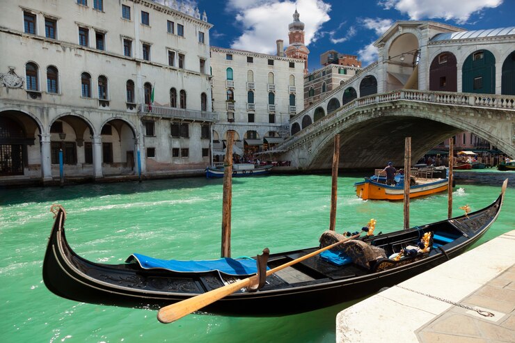 Viev of Rialto bridge in Venice, Italy