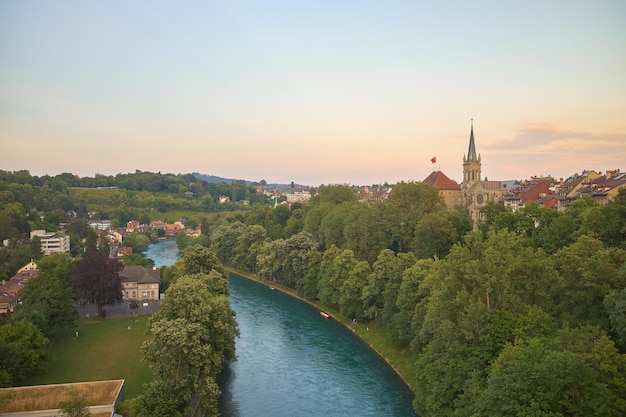 스위스 베른(Bern Switzerland) 시를 통과할 때 일몰 때 아르 강(Aar river)의 전망