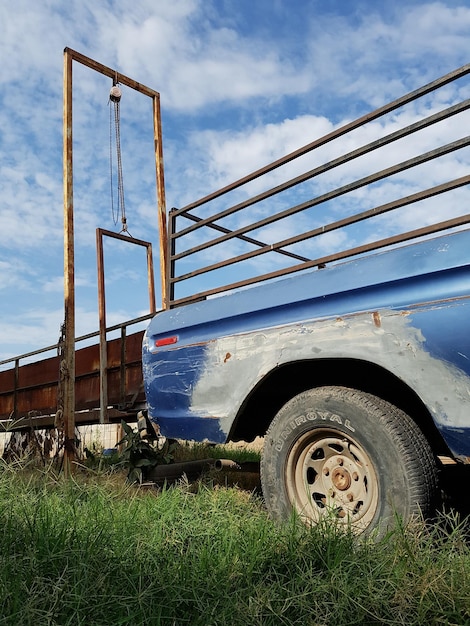 Photo view of abandoned car against sky