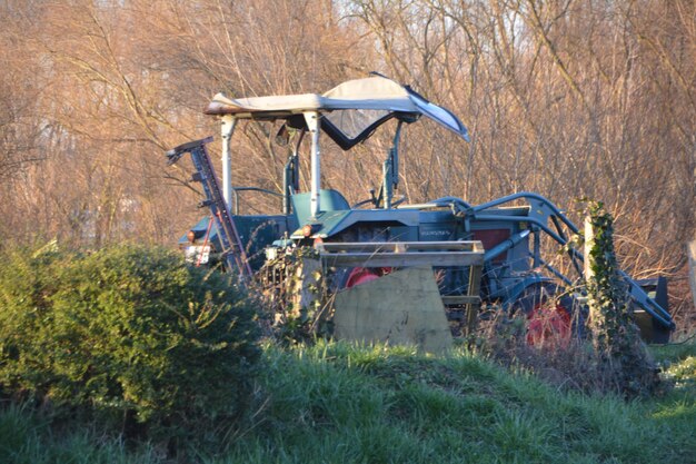 Photo view of abandoned car on field