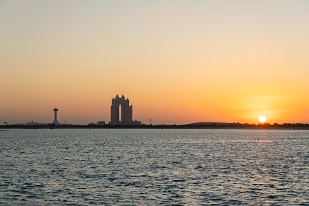 Photo view of abu dhabi skyline during sunset united arab emirates