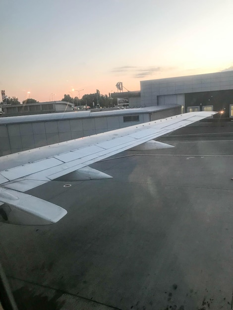 舷窓からの空港格納庫の眺め 翼の航空機の窓
