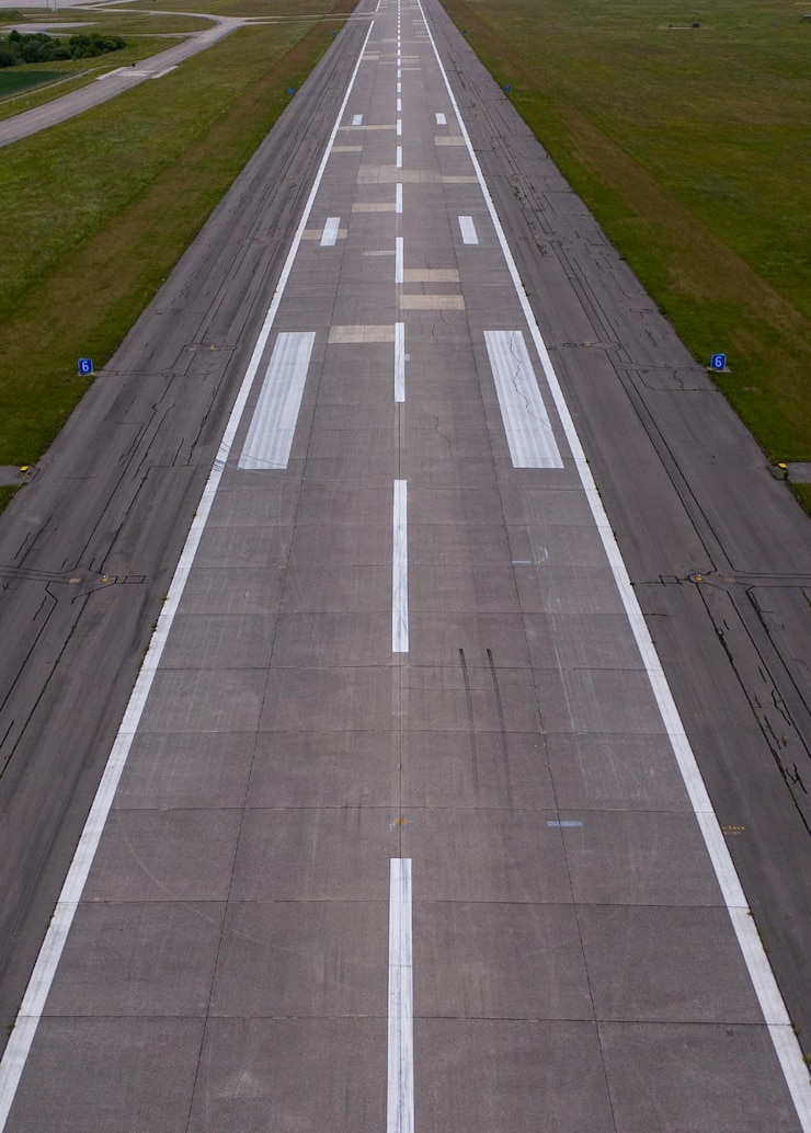 Photo view of airport runway