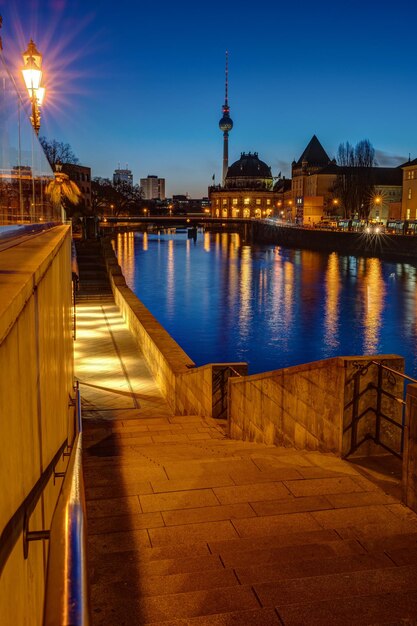 Photo view along the banks of the river spree in berlin at dawn