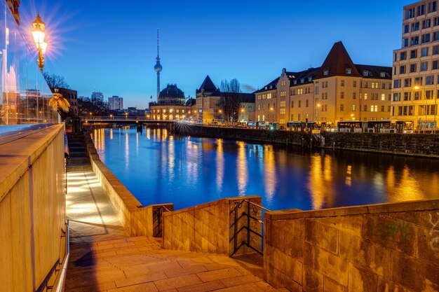 Photo view along the banks of the river spree in berlin at twilight