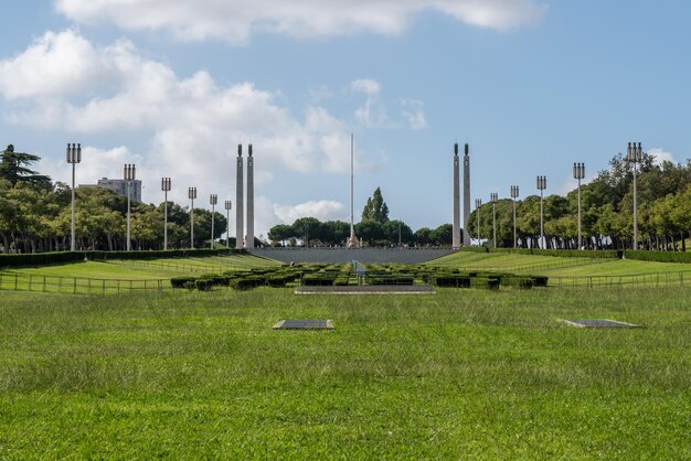 リスボン中心部のエドゥアルド7世公園に沿って見る