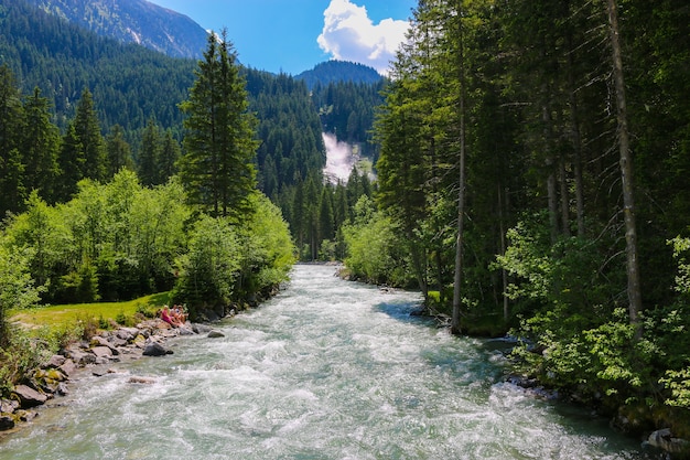 Посмотрите на вдохновляющий альпийский водопад Кримль в горах в летний день. Поход в национальный парк Высокий Тауэрн, Австрия