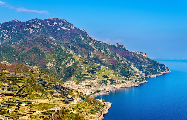 Vista della costiera amalfitana da ravello - italia