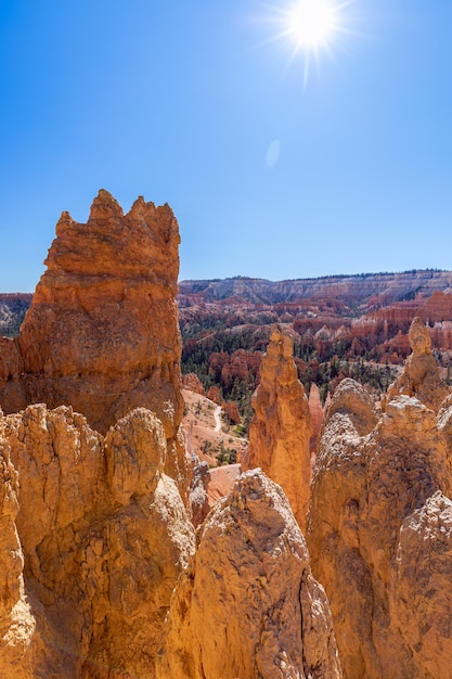 Vista di incredibili formazioni di arenaria hoodoos nel pittoresco parco nazionale di bryce canyon. stati uniti d'america