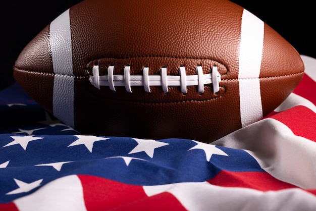 Foto vista del football americano con la bandiera americana