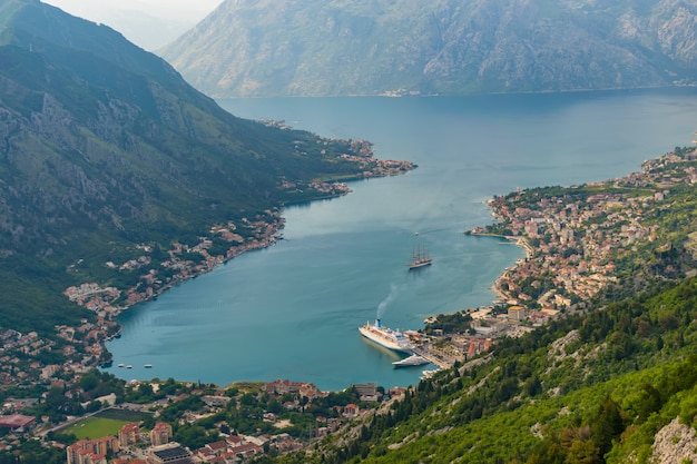 Una vista dell'antica città di kotor e la baia di boka kotorska dalla cima della montagna.