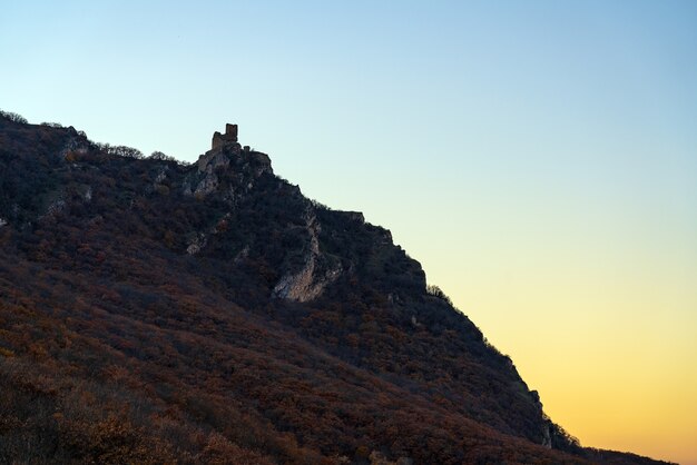 아제르바이잔에 위치한 일몰 시 산 꼭대기에 있는 고대 요새 치라그 갈라의 전망