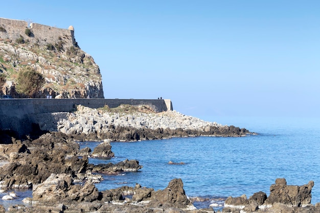 秋の日の古代の海洋要塞石と海の都市レティムノ島クレタ島ギリシャの眺め