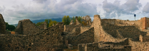 Вид на древние руины в Помпеях