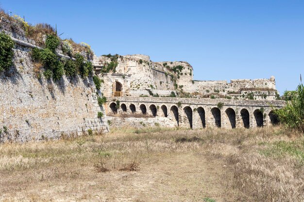 晴れた日の古代ベネチアの海辺の要塞の眺めギリシャペロポネソスの都市メトーニ