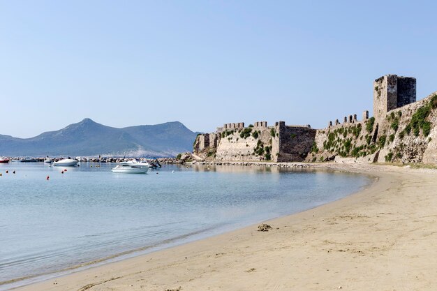 晴れた日の古代ベネチアの海辺の要塞の眺めギリシャペロポネソスの都市メトーニ