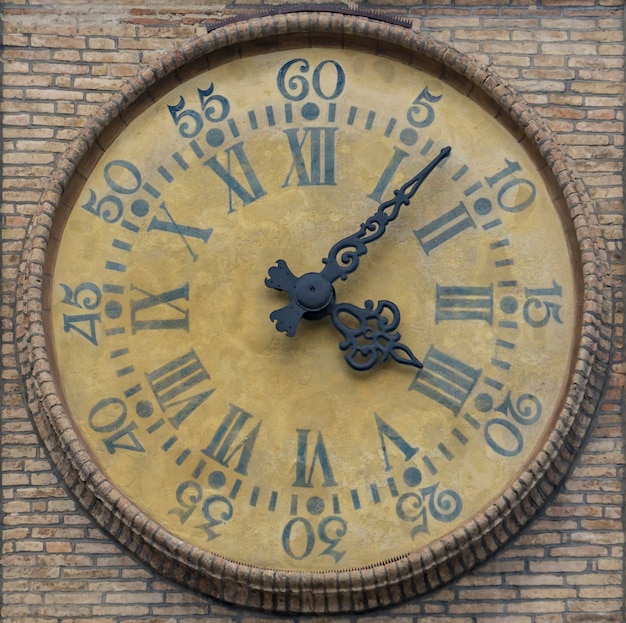 Foto vista all'antico orologio sul muro a parma, italia