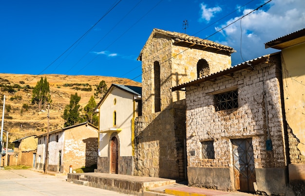 Vista di antacocha, tipico villaggio peruviano nelle ande