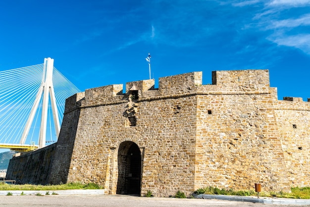 Photo view of antirrio castle and the rioantirrio bridge in greece