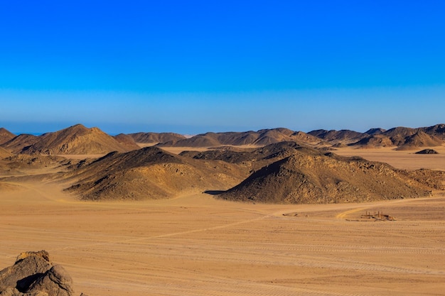 Vista del deserto arabo e della catena montuosa delle colline del mar rosso in egitto