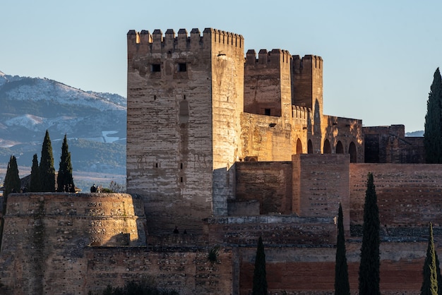 Vista della fortezza araba alhambra alla sera a granada, spagna