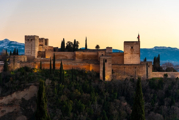 Vista della fortezza araba alhambra alla sera a granada, spagna