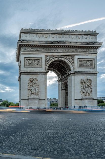 パリの有名なランドマークである勝利の<unk> (Arc de Triomphe) の景色