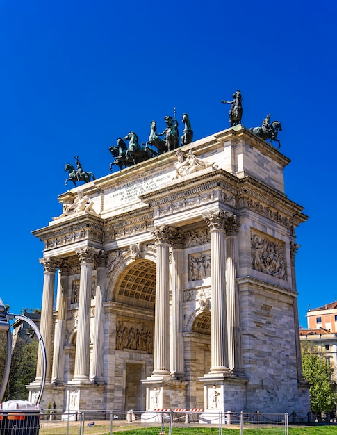 Вид на Триумфальную арку (Arco della Pace) в парке Семпионе в Милане, Италия