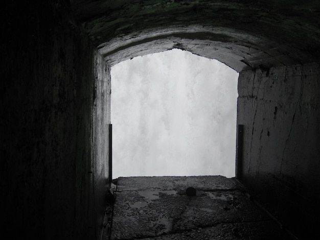 Photo view of arch window against cloudy sky