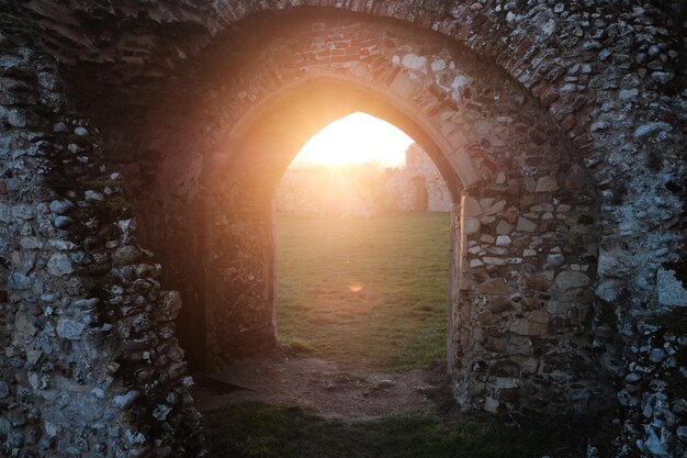 Photo view of arched wall at sunset