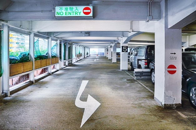 道路上の矢印の景色