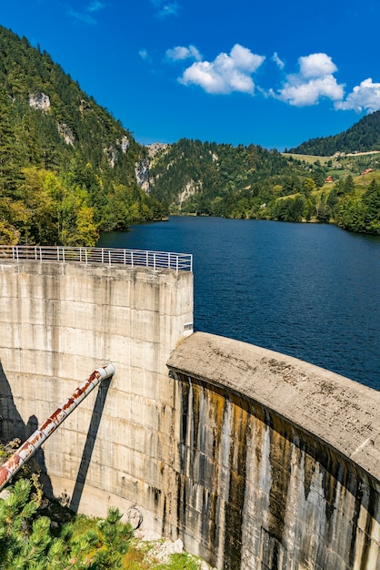 写真 セルビアのzaovine湖のダムでの眺め