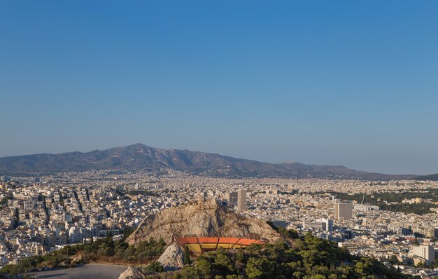 Vista della città di atene con il monte licabetto, grecia