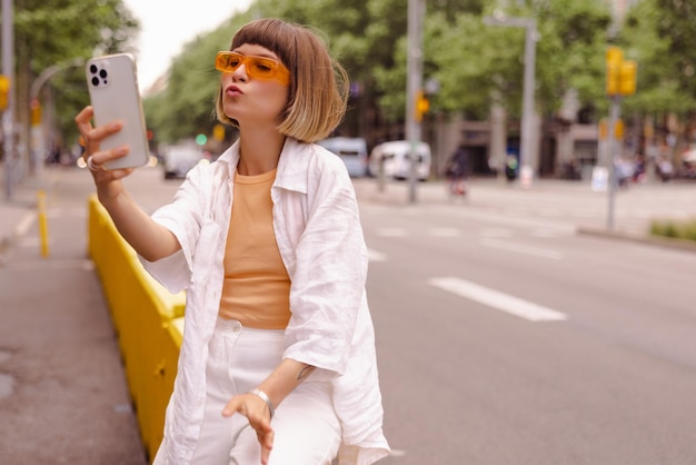 電話を持っている魅力的な女性のビュー