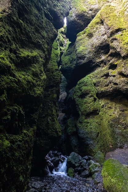 西アイスランドの高地での自動車旅行中の眺め Snaefellsnes 半島 Snaefellsjokull 国立公園 Raudfeldsgja 渓谷の壮大な火山の景色