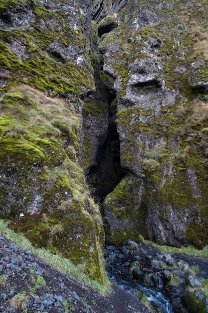 Вид во время автопутешествия по высокогорью Западной Исландии Полуостров Снайфедльснес Национальный парк Снайфедльсйокудль Захватывающий вулканический вид на ущелье Раудфельдсгья