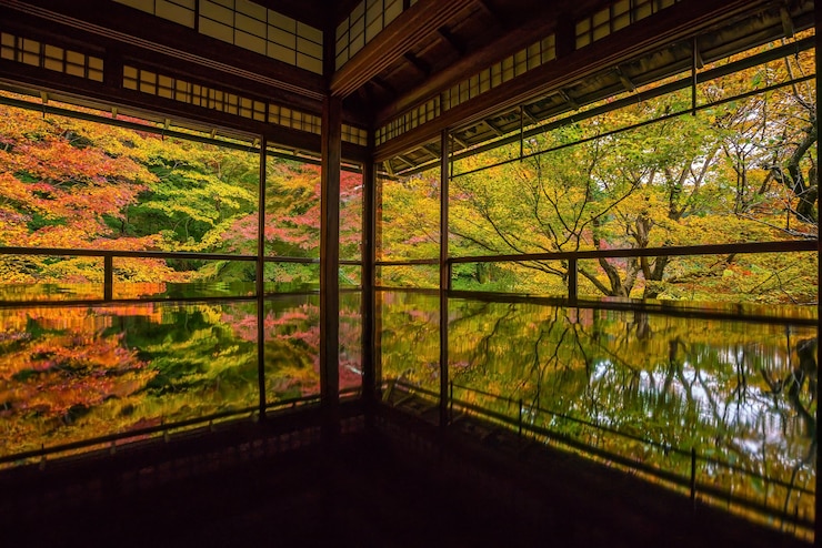 Photo view of the autumn colors from the old temples in kyoto, japan