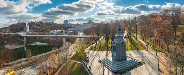 Вид осенью из парка Владимирская горка на достопримечательности Киева Украина