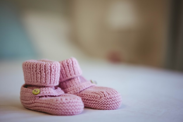 Vista delle scarpe da bambino su un letto a casa