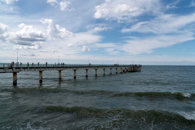 Вид на Балтийское море и причал с набережной морского курорта Зеленоградск Калининградская область Россия