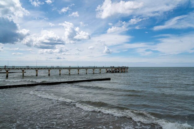 海辺のリゾート ゼレノグラーツク カリーニング ラード地域ロシアの遊歩道からバルト海と桟橋の眺め