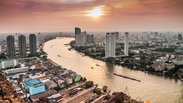 Vista della città di bangkok con edifici moderni